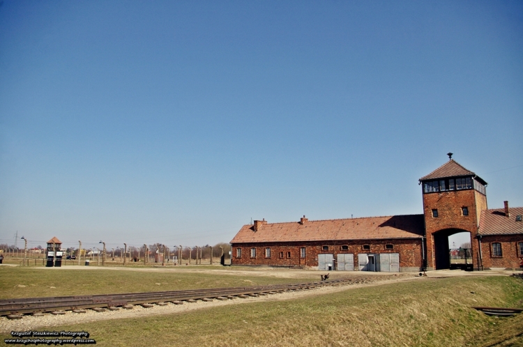 Brama do obozu Birkenau.