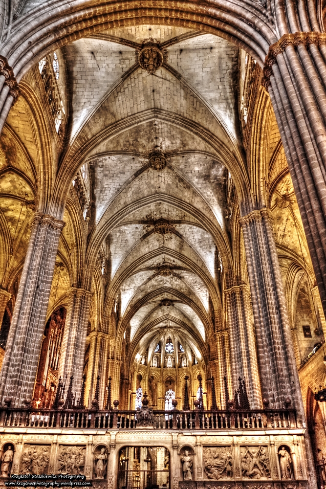 Pomimo, że surowe, to bardzo ładne wnętrze katedry w Barcelonie.