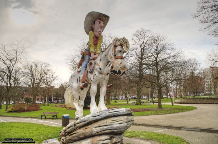 W jednym z parków w Charleroi można spotkać oto taki... yyy.. posąg (?) bohatera belgijskich komiksów - Lucky Luke. Co ciekawe również pobliska stacja ,,metra" również ozdobiona jest motywami z tego komiksu. 